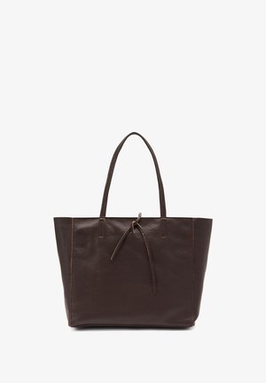 Bolso tote de cuero marrón oscuro con superficie texturizada, dos asas y detalle de lazo ajustable en la parte superior. Diseño sencillo con costuras expuestas.