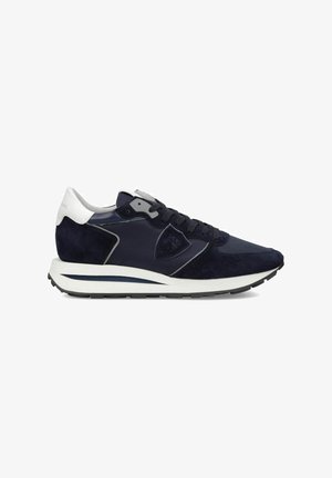 Marineblauwe sneaker met een bovenwerk van suède en leer, witte hielaccent, grijze oogjes en een gestructureerde rubberen zool. Klassiek atletisch ontwerp.
