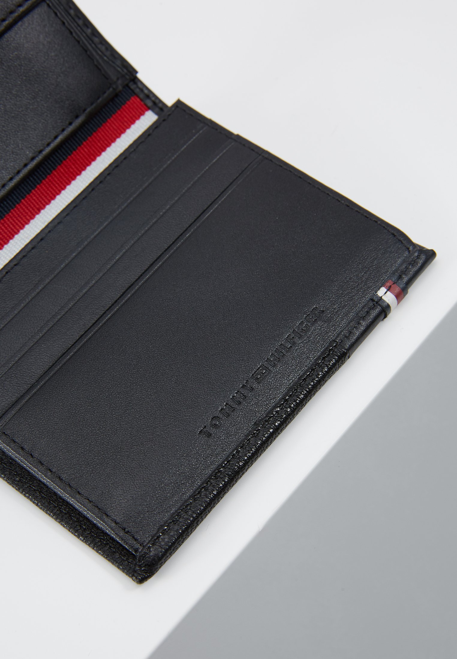 tommy hilfiger bifold wallet