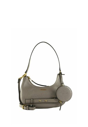 Sac à épaule en cuir gris avec bandoulière ajustable, matériel doré et une pochette ronde pour pièces attachée sur le côté.