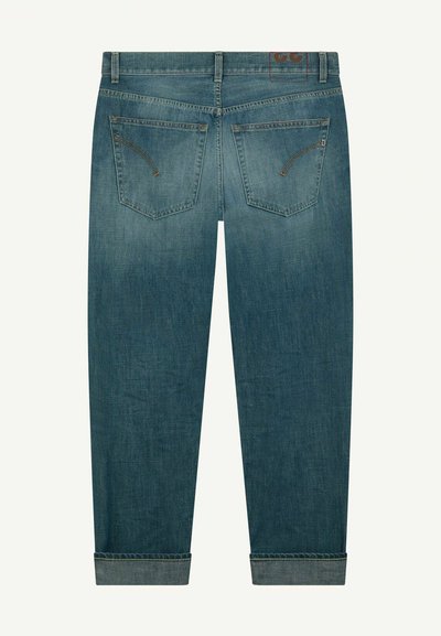 Jeans in denim di colore blu sbiadito, con una vita dotata di etichette, due tasche posteriori con cuciture curve e orli arrotolati.