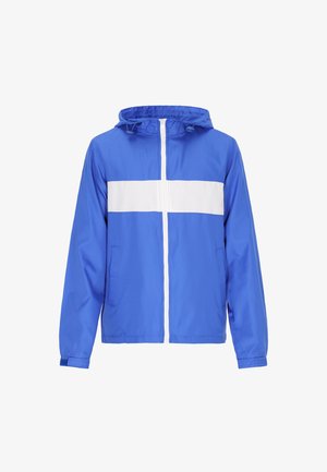 Blauwe jas met een witte horizontale streep over de borst, vooraan met een ritssluiting en een verstelbare capuchon; gemaakt van lichte stof.