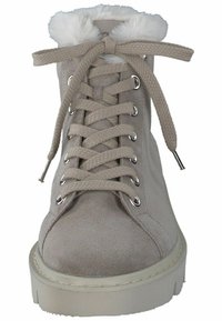 Stivaletti beige in suede con colletto in pelliccia sintetica bianca, punta tonda e suola in gomma piatta. Presentano lacci grigi e occhielli argentati.