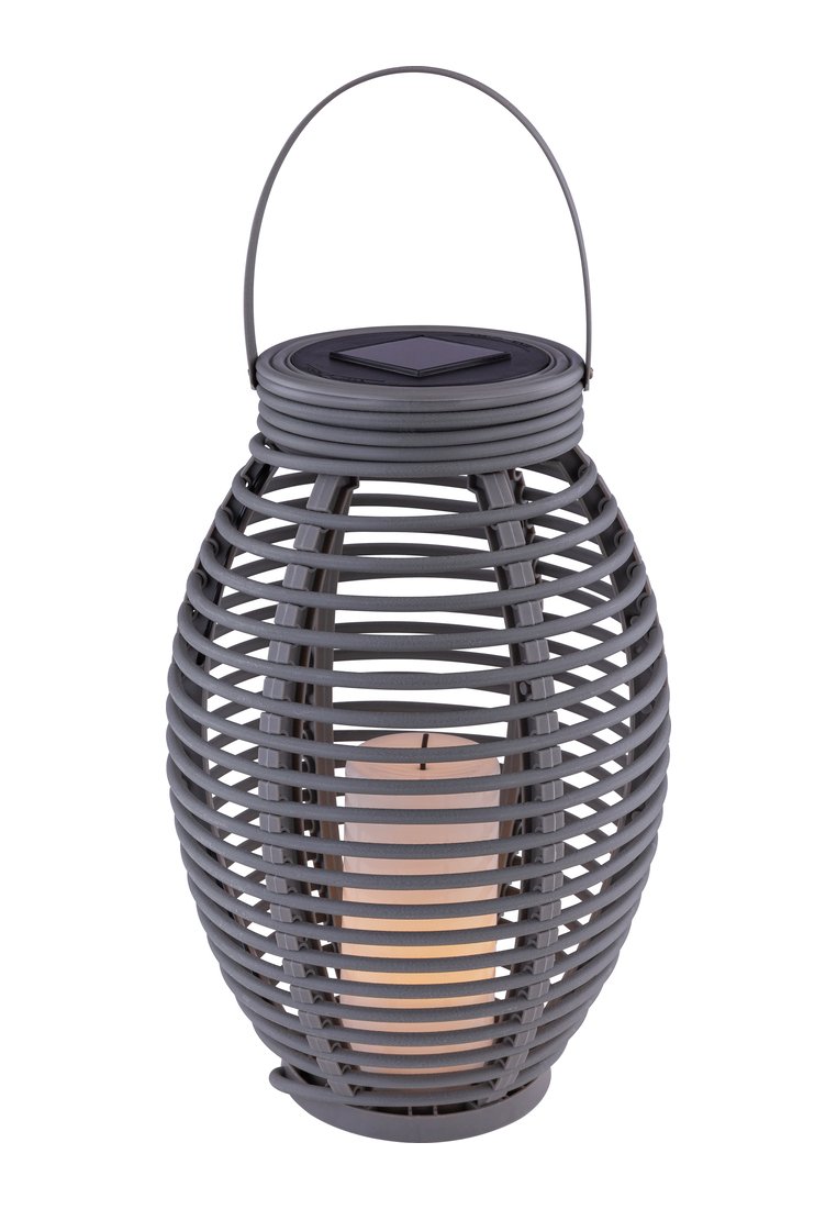 Zonne-lantaarn met een grijze metalen kooi ontwerp. Bevat een cilindrische, crème kleurige kaars binnenin, opgehangen aan een metalen handvat.