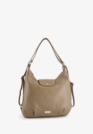 Tasche aus braunem Leder mit glatter Textur, runder Form, einer Vorderklappe mit Druckverschluss und einem verstellbaren Riemen. Silbernes Markenetikett sichtbar.