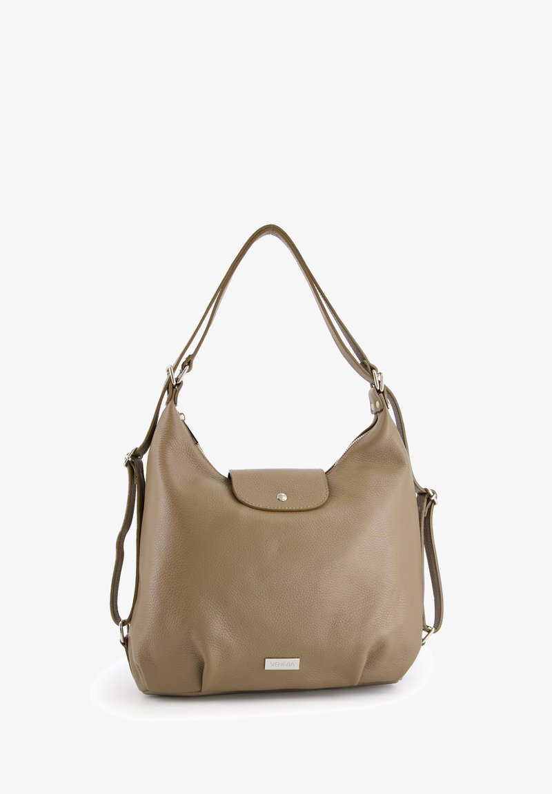 Tasche aus braunem Leder mit glatter Textur, runder Form, einer Vorderklappe mit Druckverschluss und einem verstellbaren Riemen. Silbernes Markenetikett sichtbar.