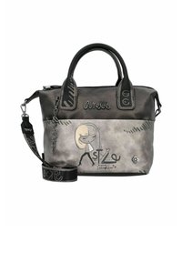 Bolso de mano de piel sintética en negro y gris con asas dobles, correa ajustable y un diseño impreso que presenta a una mujer y la palabra "Estilo."
