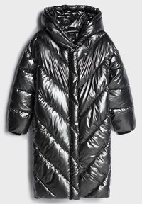 Svart blänkande puffjacka med ett Chevron-quiltat mönster, överdimensionerad huva och korta ärmar. Tillverkad av ett glansigt, reflekterande material.