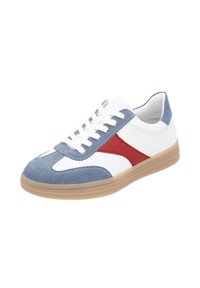 Zapatilla blanca con acentos de gamuza en azul claro y rojo, puntera redonda, suela texturizada y cordones blancos, con un diseño de corte bajo.