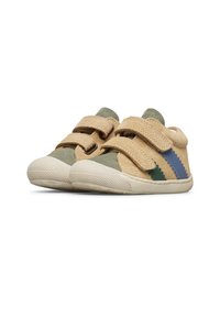 Beige Wildlederschuhe mit Klettverschluss, ausgestattet mit grünen und blauen Akzenten. Strukturierten Gummisohlen mit einem gemusterten Griff. Rundes Zehendesign.