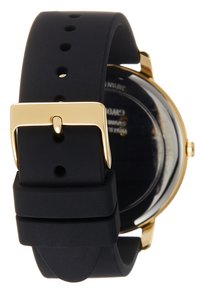 Svart silikon klockarmband med en guldfärgad metallspänne, med flera hål för justering; helt svart med en slät yta.