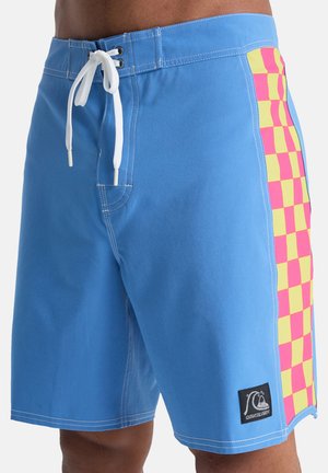 Niebieskie kąpielówki z kontrastującym różowo-żółtym wzorem w kratkę po bokach, wyposażone w biały sznurek i naszywkę z logo.