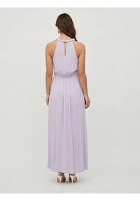 Robe maxi en tissu lavande clair, dotée d'un col halter, d'un détail dos en trou de serrure, et d'une taille cintrée avec une jupe fluide.