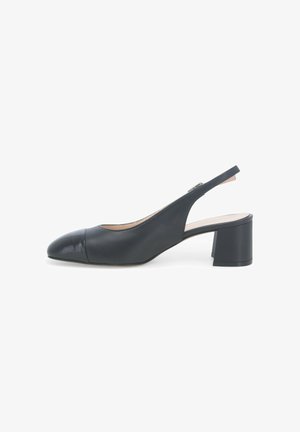 Scarpa slingback in pelle nera con punta arrotondata e tacco a blocco, con cinturino laterale con fibbia per la regolazione.