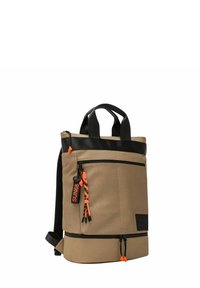 Torebka w kolorze tan i czarnym, o teksturowanym wykończeniu, z pomarańczowym uchwytem zamka, przednią kieszenią i podwójnymi uchwytami na górze. Funkcjonalny design.