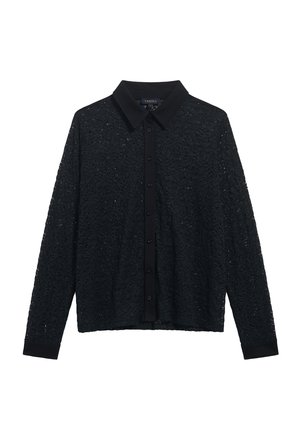 Camisa negra de manga larga con textura de encaje, con botones en el frente y cuello y puños en un negro sólido que contrastan. Sin patrones ni acentos.