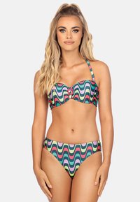 Zestaw bikini w wzór falowy w odcieniach zieleni, różu i fioletu. Górna część ma usztywnioną konstrukcję z centralnym zapięciem; dół ma wysoki stan.