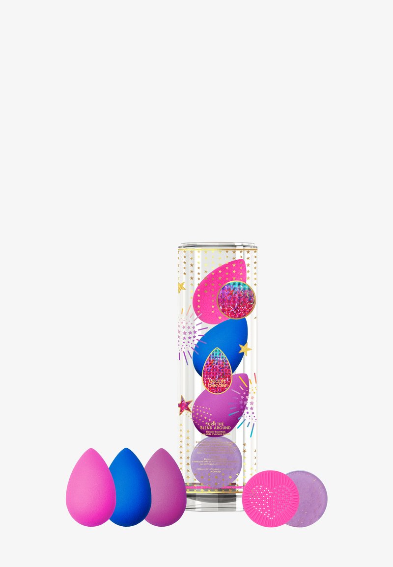 Set van vijf make-up sponsen in roze, blauw en paarse tinten, met verschillende vormen en gladde texturen, verpakt in een heldere cilindervormige container.