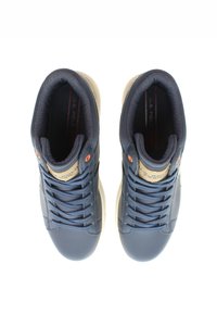 Námořnické kožené tenisky s krémovou podešví, zdobené tkaničkami, lemováním a logem na patě. Hladký povrch a zaoblená špička.