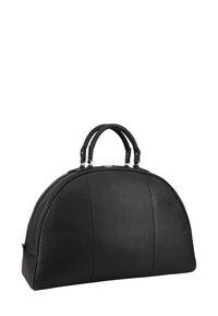 Zwart leren weekendtas met een afgeronde vorm, dubbele bovenhandvatten en zichtbare stikdetails. Beschikt over een ritssluiting en een textuurafwerking.
