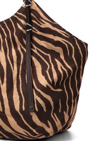 Bolso de tote de estampado de cebra en tonos marrones y beige con una textura suave, cuenta con una correa marrón oscuro y un discreto detalle de cremallera en el lateral.