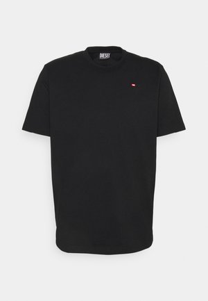 T-shirt in cotone nero con collo rotondo, maniche corte e un piccolo logo rosso sul petto. Design semplice, vestibilità standard.