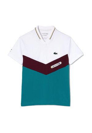 Polo shirt med hvid overdel, maroon og teal chevron design, tekstureret stof, ribbet krave og Lacoste-logo.