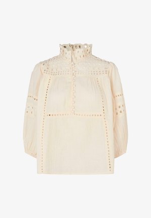 Kreemist kergest bluusist, millel on kõrge volangiga krae, silmadega tikand ja nööpide kinnitused ees. Eelised on rõhku pandud puffkastetega varrukatele ja vabale lõikele.