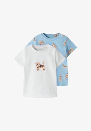 Twee korte mouw t-shirts voor peuters, één witte met een enkele tijgerprint, één blauwe met meerdere tijgerprints overal.