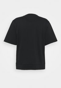 Camiseta negra de manga corta con cuello redondo, vista desde la parte de atrás, con dobladillo recto y diseño simple y liso.