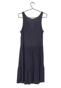 Tummansininen sleeveless-mekko, joka on valmistettu pehmeästä kankaasta ja jossa on sopiva vartalo-osa sekä kerroksellinen, levenevä helma. Ripustettuna mustaan koukkuun.