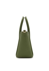 Grüne Lederhandtasche mit einer strukturierten dreieckigen Form, kurzen Doppelgriffen und einem goldenen Hardware-Element oben zur Schließung.