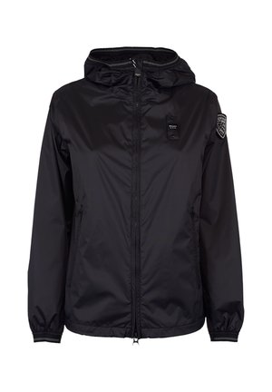 Zwarte capuchonjas met rits, elastische manchetten, twee zijzakken en logopatches op de borst en linker mouw.