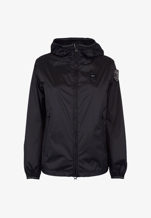 Zwarte capuchonjas met rits, elastische manchetten, twee zijzakken en logopatches op de borst en linker mouw.