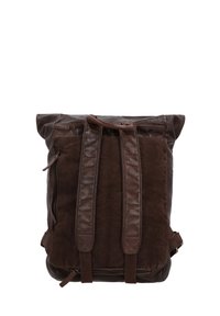Brązowy plecak ze skóry i płótna z dwoma regulowanymi paskami, boczną kieszenią na zamek oraz zwijanym zamknięciem na górze. Obecne są teksturowane akcenty.