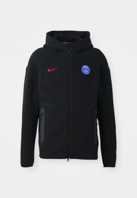 Sort zip-up hoodie lavet af blødt stof, med et rødt Nike-logo, frontlomme med lynlås og et blåt Paris Saint-Germain-varemærke på venstre bryst.