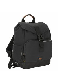 Sort stof rygsæk med flap-top, spænde lukning, front lynlås lomme og polstrede skulderremme. Har hvide accentlinjer og et brunt logo.