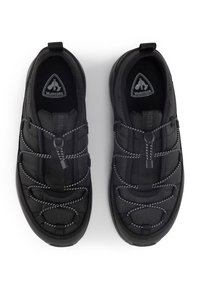 Černé nazouvací boty s elastickou šňůrkou, vyrobené z texturované tkaniny, s polstrovanou stélkou a gumovou podrážkou pro lepší přilnavost. Ozdobené bílým prošitím.