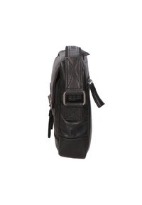 Borsa in pelle nera di forma rettangolare, con una superficie strutturata, hardware in argento e una cerniera laterale con un tirante.