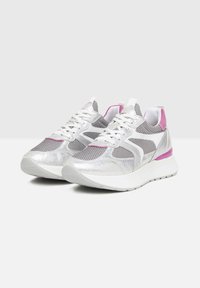 Baskets de sport argentées et blanches avec des accents en maille et texturés, dotées de détails roses, d'une semelle rembourrée et d'un design à lacets.