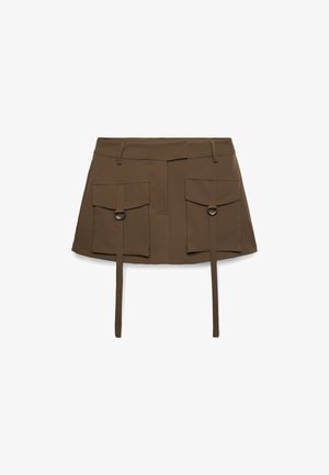Minigonna marrone con due grandi tasche frontali con patta e lunghe cinghie decorative con anelli metallici.