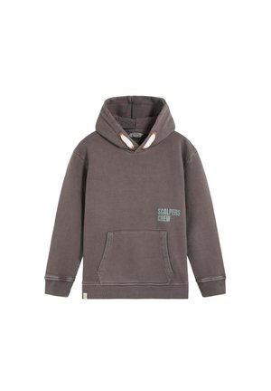 Sudadera con capucha marrón con bolsillo frontal, cordones con extremos blancos y texto "Scalpers Crew" en azul claro en el pecho.