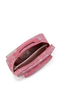Borsa in tessuto rosa con motivi floreali, scomparti con doppia cerniera e manico con impugnatura testurizzata. Include un charm soffice attaccato alla cerniera.