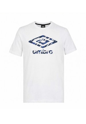 T-shirt blanc à manches courtes avec un logo Umbro bleu et blanc à motif, ainsi que le nom de la marque imprimés au centre devant.
