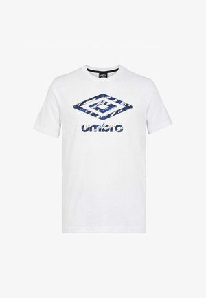 T-shirt blanc à manches courtes avec un logo Umbro bleu et blanc à motif, ainsi que le nom de la marque imprimés au centre devant.