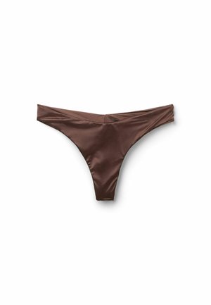 Braguita de bikini de satén marrón con cintura de tiro bajo y aberturas de pierna alta, mostrada plana sobre un fondo blanco.