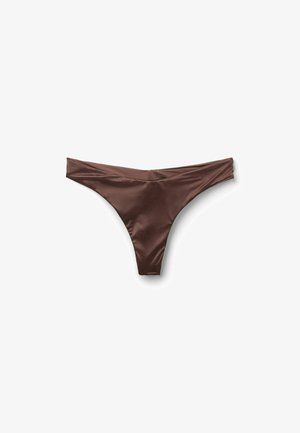 Brauner Satin-Bikini-Slip mit niedrigem Bund und hoch ausgeschnittenen Beinöffnungen, flach auf weißem Hintergrund dargestellt.