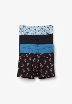 Čtyři páry chlapeckých boxerek naskládané na sobě, obsahující světle modrý vzor zubů, jednobarevné černé, jednobarevné modré a námořnické s potiskem lyžujících medvídků.