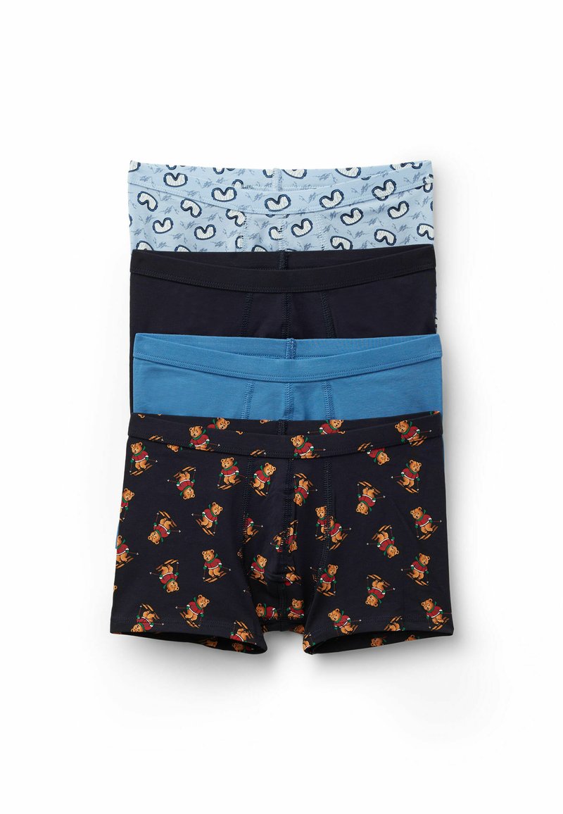 Čtyři páry chlapeckých boxerek naskládané na sobě, obsahující světle modrý vzor zubů, jednobarevné černé, jednobarevné modré a námořnické s potiskem lyžujících medvídků.