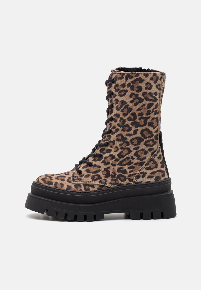 Leopardmønstret ankelstøvler i ruskind med sorte snørebånd, som har en tyk platformssål og grov sål for godt greb.
